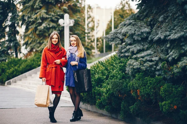 Meninas com saco — Fotografia de Stock