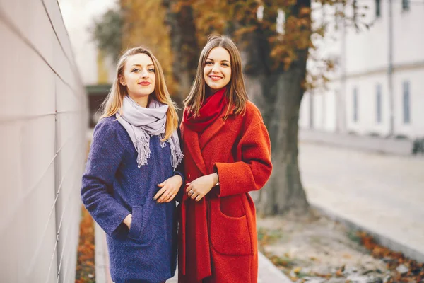 Mädchen in Mänteln — Stockfoto