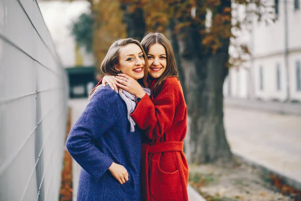 Meninas em casacos — Fotografia de Stock