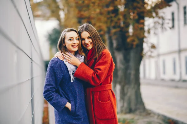 Chicas con abrigos —  Fotos de Stock