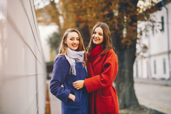 Mädchen in Mänteln — Stockfoto