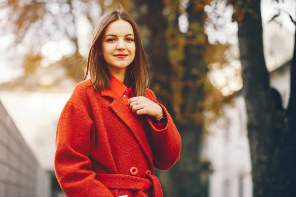 Fille dans un parc — Photo