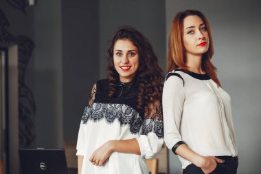 Güzel kızlar ofiste çalışmak