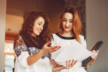 Güzel kızlar ofiste çalışmak