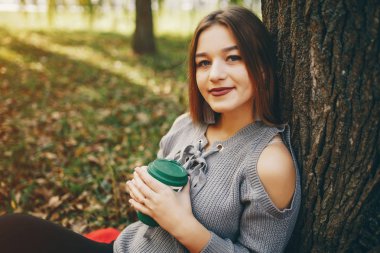 bir sonbahar parkta sevimli kız