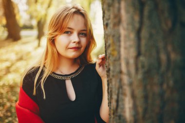 bir sonbahar parkta sevimli kız