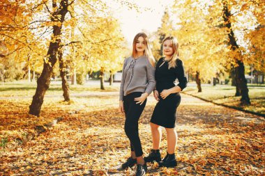 bir sonbahar parkta sevimli kızlar