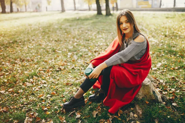 Ragazza carina in un parco autunnale — Foto Stock