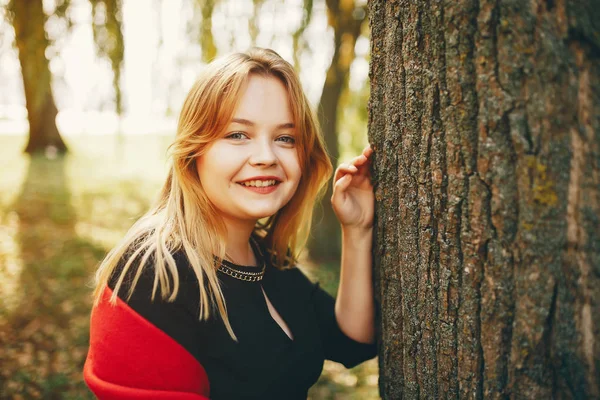 Nettes Mädchen im Herbst Park — Stockfoto