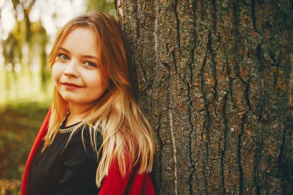 Menina bonito em um parque de outono — Fotografia de Stock