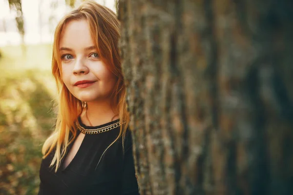 Menina bonito em um parque de outono — Fotografia de Stock