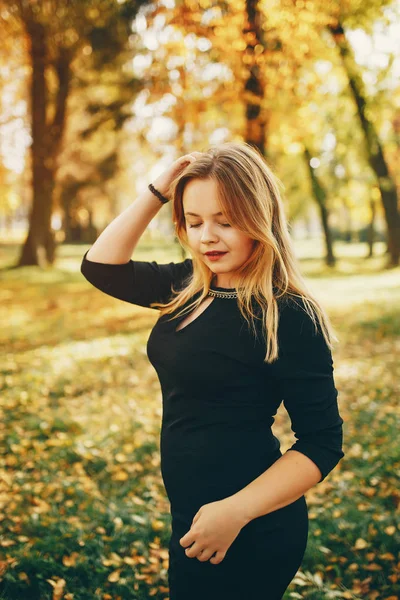 Cute Girl w jesiennym parku — Zdjęcie stockowe