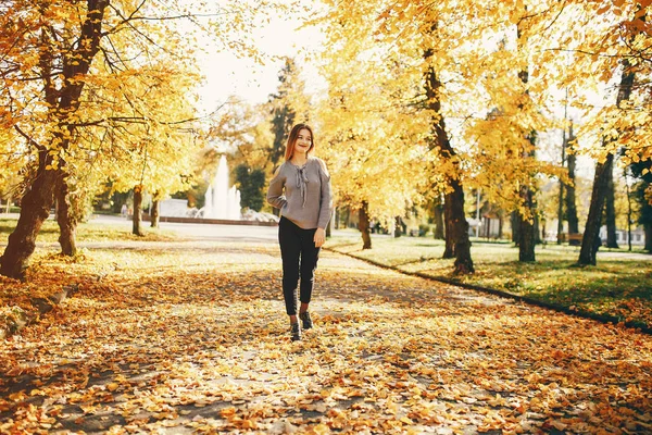 Ragazza carina in un parco autunnale — Foto Stock