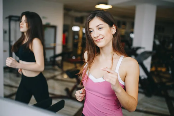 Twee atletische meisjes in de sportschool — Stockfoto