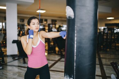 Güzel bir kız bir spor salonunda nişanlanıyor.