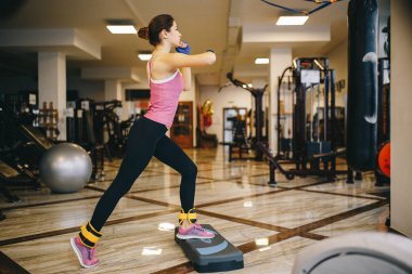 Güzel bir kız bir spor salonunda nişanlanıyor.