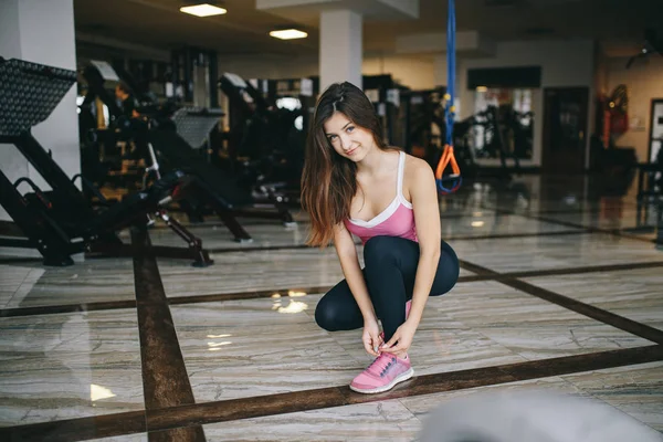 Una bella ragazza è impegnata in una palestra — Foto Stock