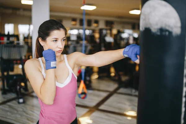 Une belle fille est engagée dans une salle de gym — Photo