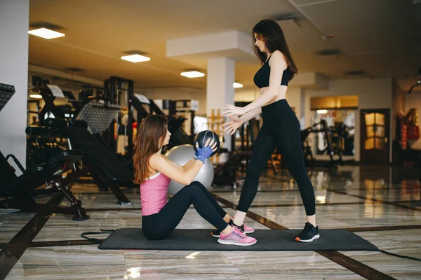 Dos chicas atléticas en el gimnasio — Foto de Stock