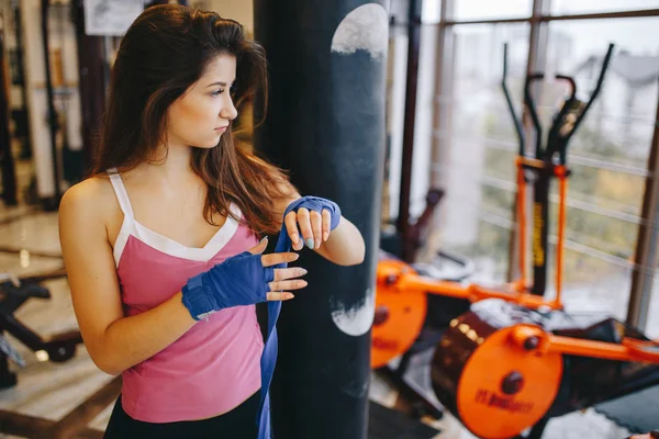 Una hermosa chica se dedica a un gimnasio — Foto de Stock