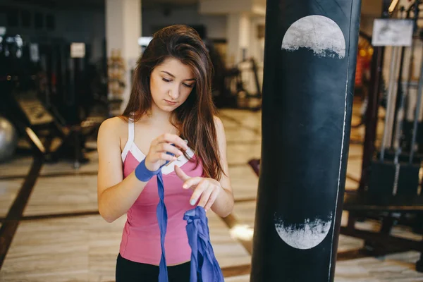 Een mooi meisje is bezig in een sportschool — Stockfoto