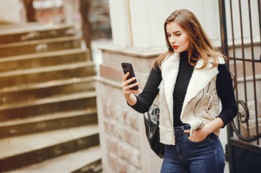 Şehirde güzel bir kız.