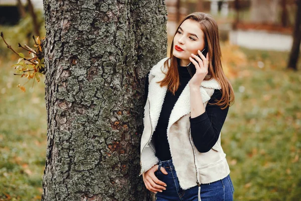 Hermosa chica en la ciudad — Foto de Stock