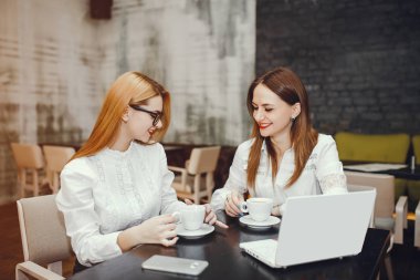 Kızlar bir kafede çalışıyor.