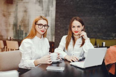 Kızlar bir kafede çalışıyor.