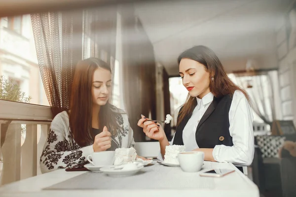 Dos amigos están tomando café en la cafetería. — Foto de Stock