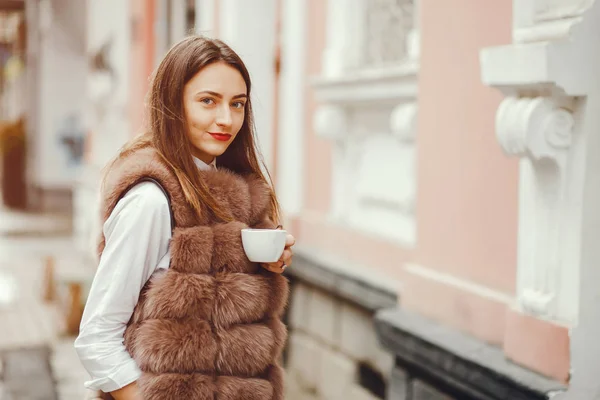 Mooi meisje drinkt koffie — Stockfoto