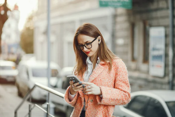 Şehirde güzel bir kız.