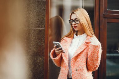 Şehirde güzel bir kız.