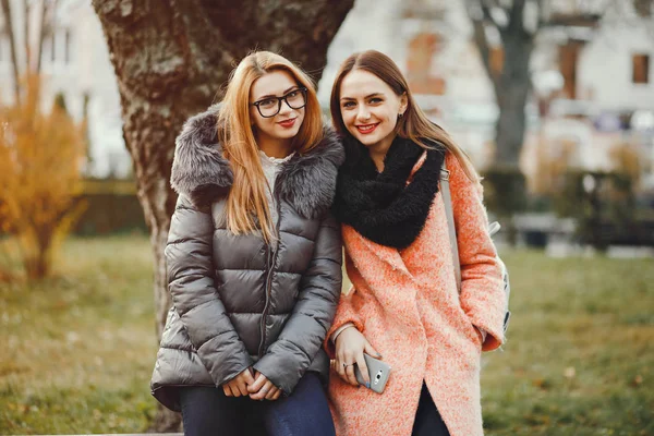 Meninas bonitas em um parque — Fotografia de Stock