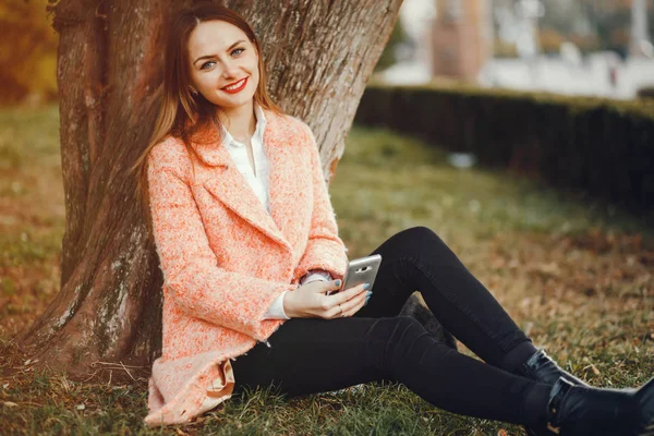 Menina bonita no parque — Fotografia de Stock