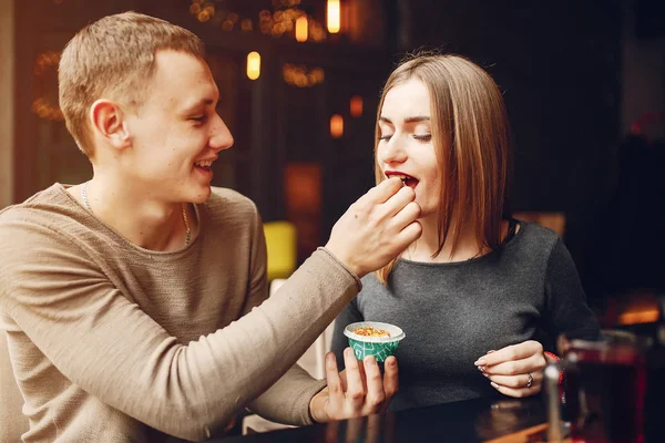 Par i ett café — Stockfoto