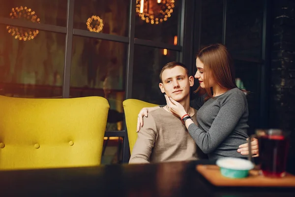 Par i ett café — Stockfoto