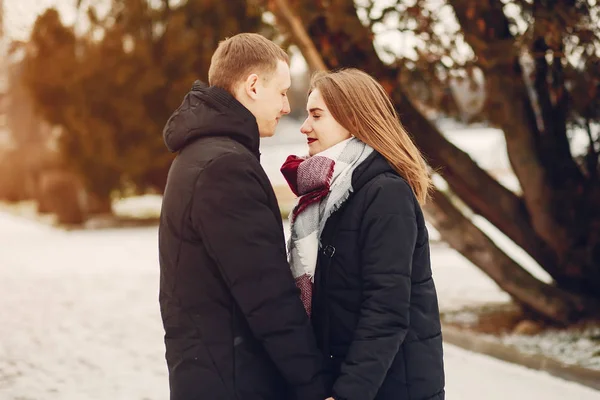 Casal em um parque — Fotografia de Stock