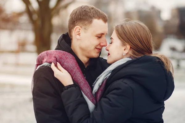 Casal em um parque — Fotografia de Stock