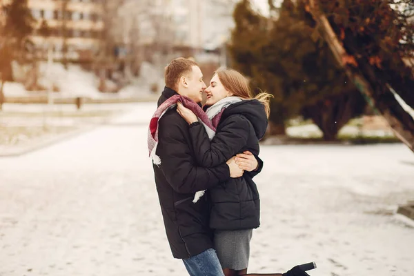 Casal em um parque — Fotografia de Stock