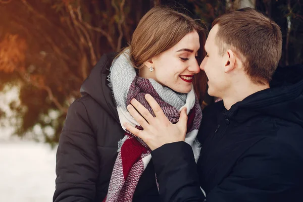 Pareja en un parque — Foto de Stock