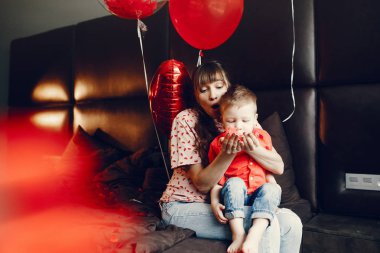 Bir yatakta küçük oğlu ile zarif anne