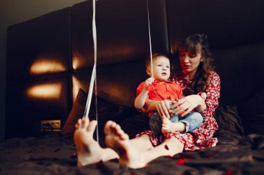 Bir yatakta küçük oğlu ile zarif anne