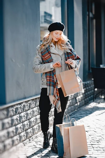 Loira bonito elegante andando em uma cidade — Fotografia de Stock