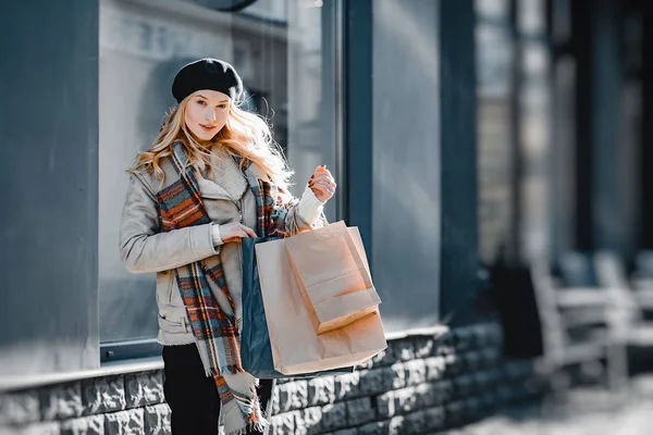 Zarif sevimli sarışın bir şehirde yürüyüş