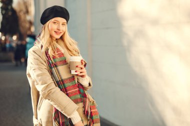 Bir sonbahar şehirde zarif sevimli sarışın