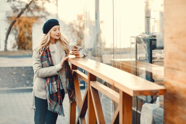 Bir sonbahar şehirde zarif sevimli sarışın