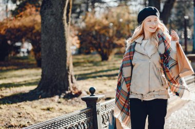 Zarif sevimli sarışın bir şehirde yürüyüş