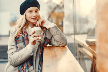 Bir sonbahar şehirde zarif sevimli sarışın