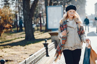 Zarif sevimli sarışın bir şehirde yürüyüş